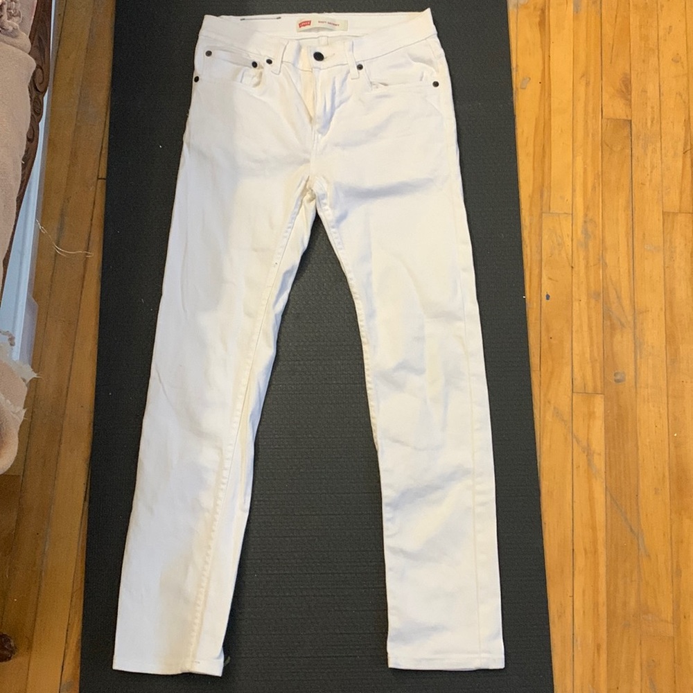 White Levi’s jeans